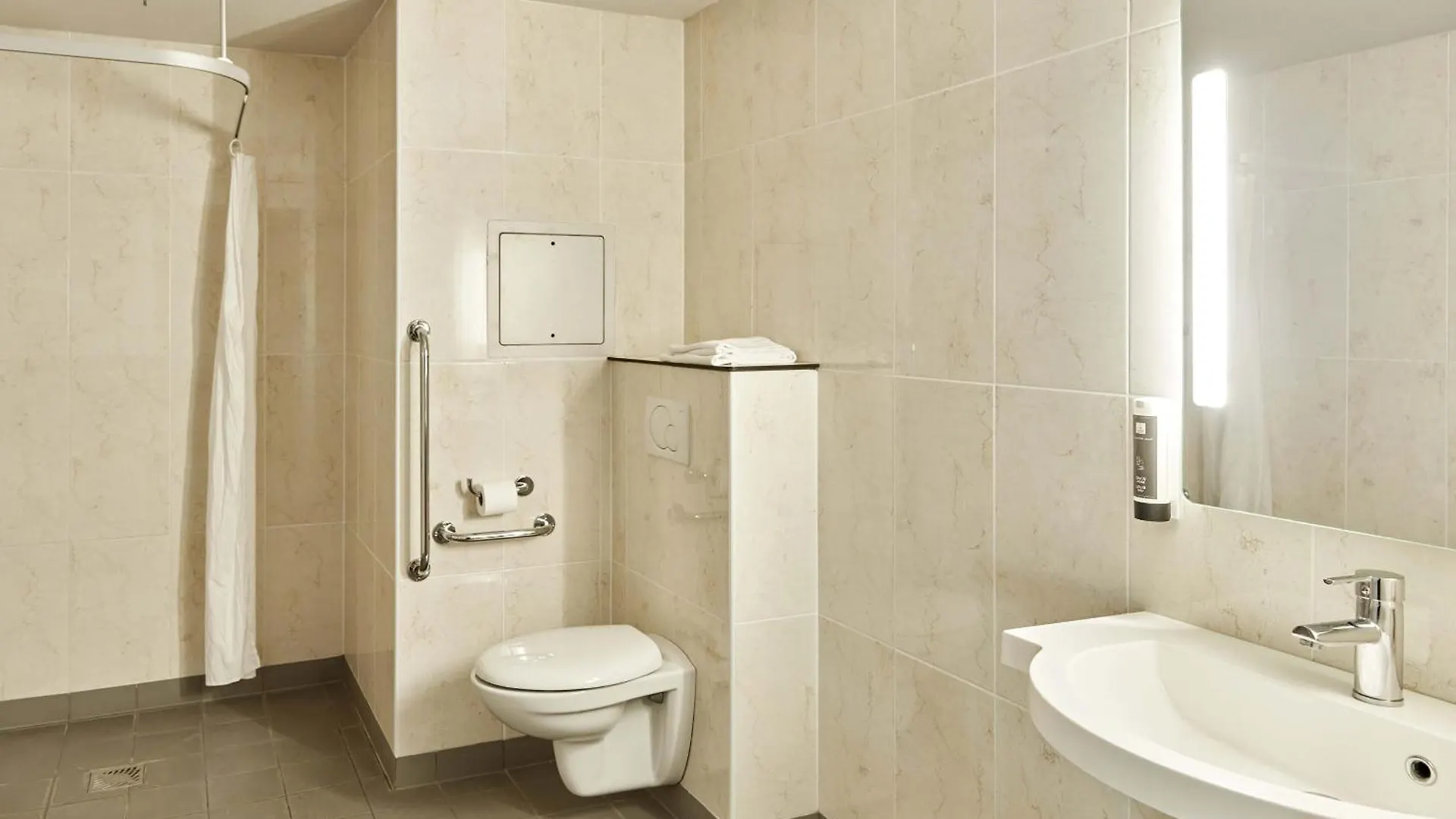 **  B&B HOTEL Orly Chevilly Marché International Francia