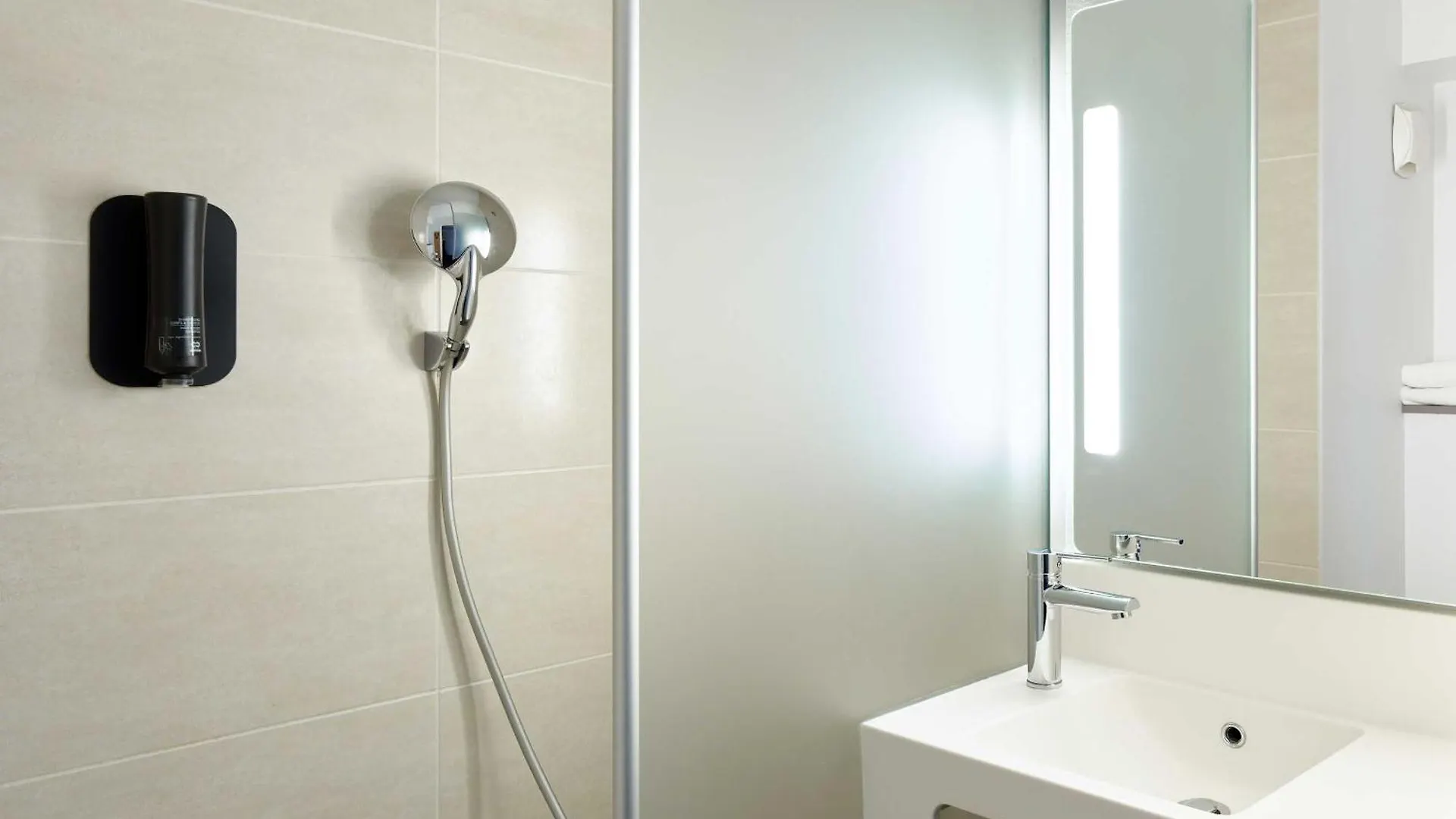 **  B&B HOTEL Orly Chevilly Marché International Francia